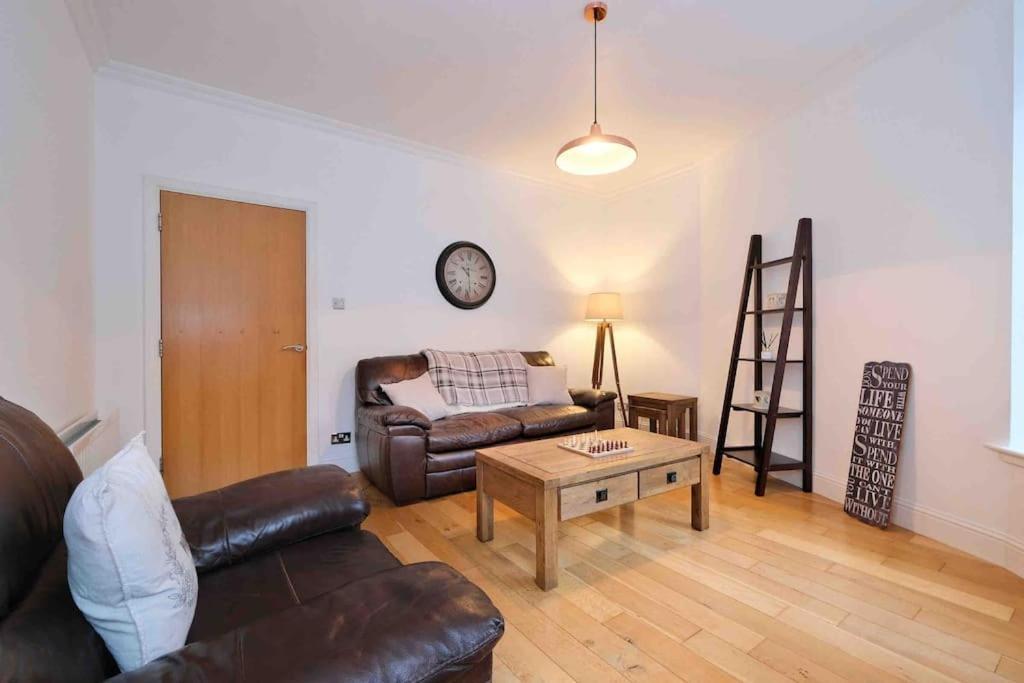 Modern & Spacious Apartment In City Centre 애버딘 외부 사진