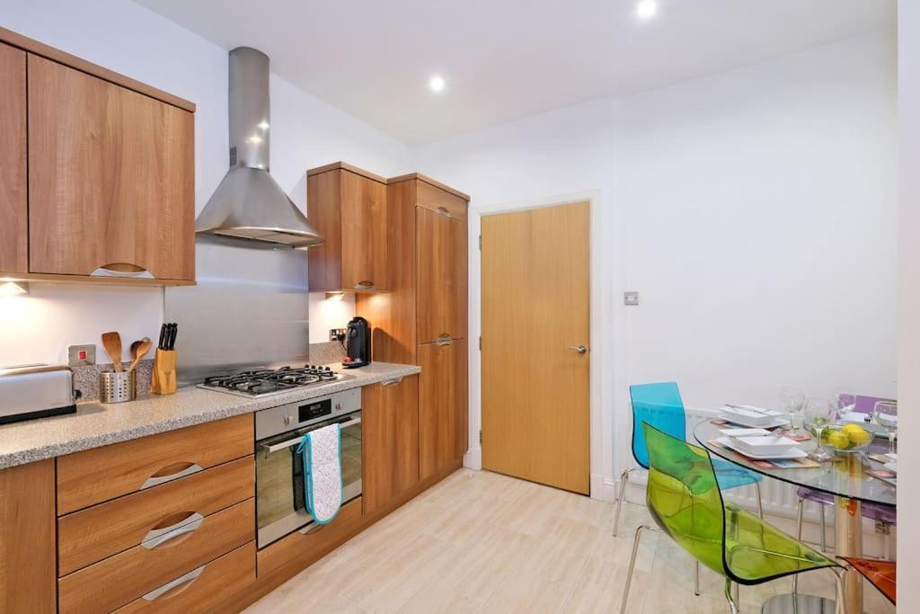 Modern & Spacious Apartment In City Centre 애버딘 외부 사진
