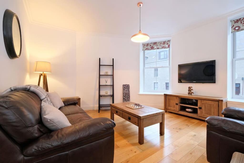 Modern & Spacious Apartment In City Centre 애버딘 외부 사진