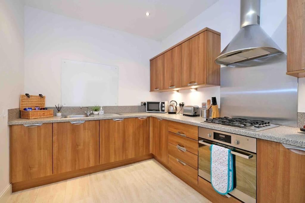 Modern & Spacious Apartment In City Centre 애버딘 외부 사진